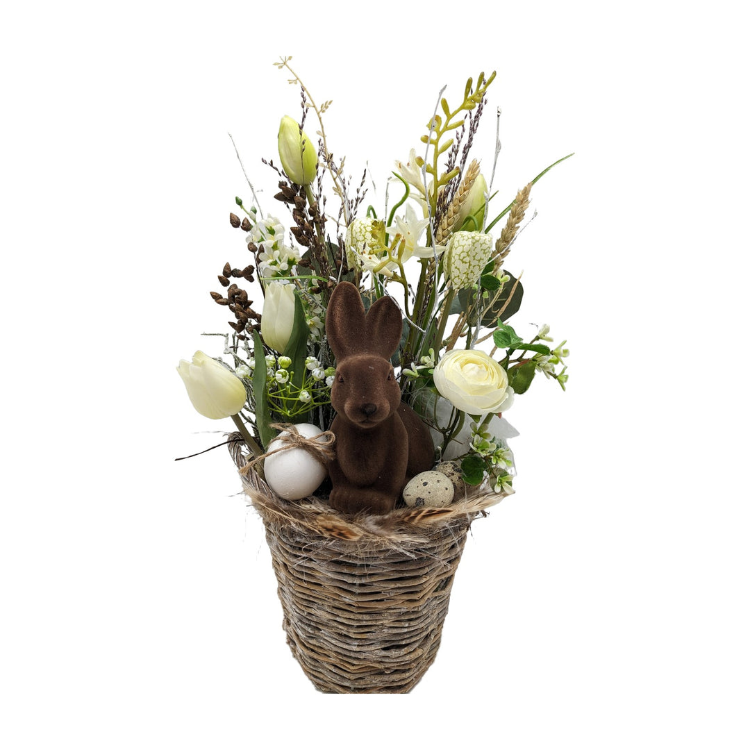 Freigestellt Ostergesteck Hase Tulpen Ranunkel im Korb weiß braun
