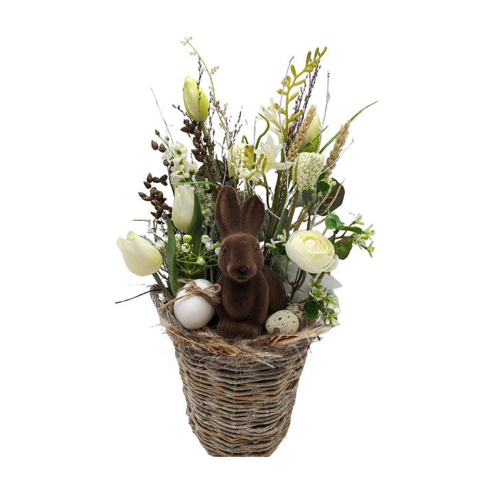 Freigestellt Ostergesteck Hase Tulpen Ranunkel im Korb weiß braun