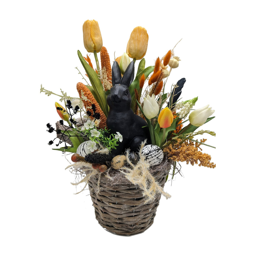 Freigestellt Ostergesteck Hase Tulpen Mais im Korb orange schwarz