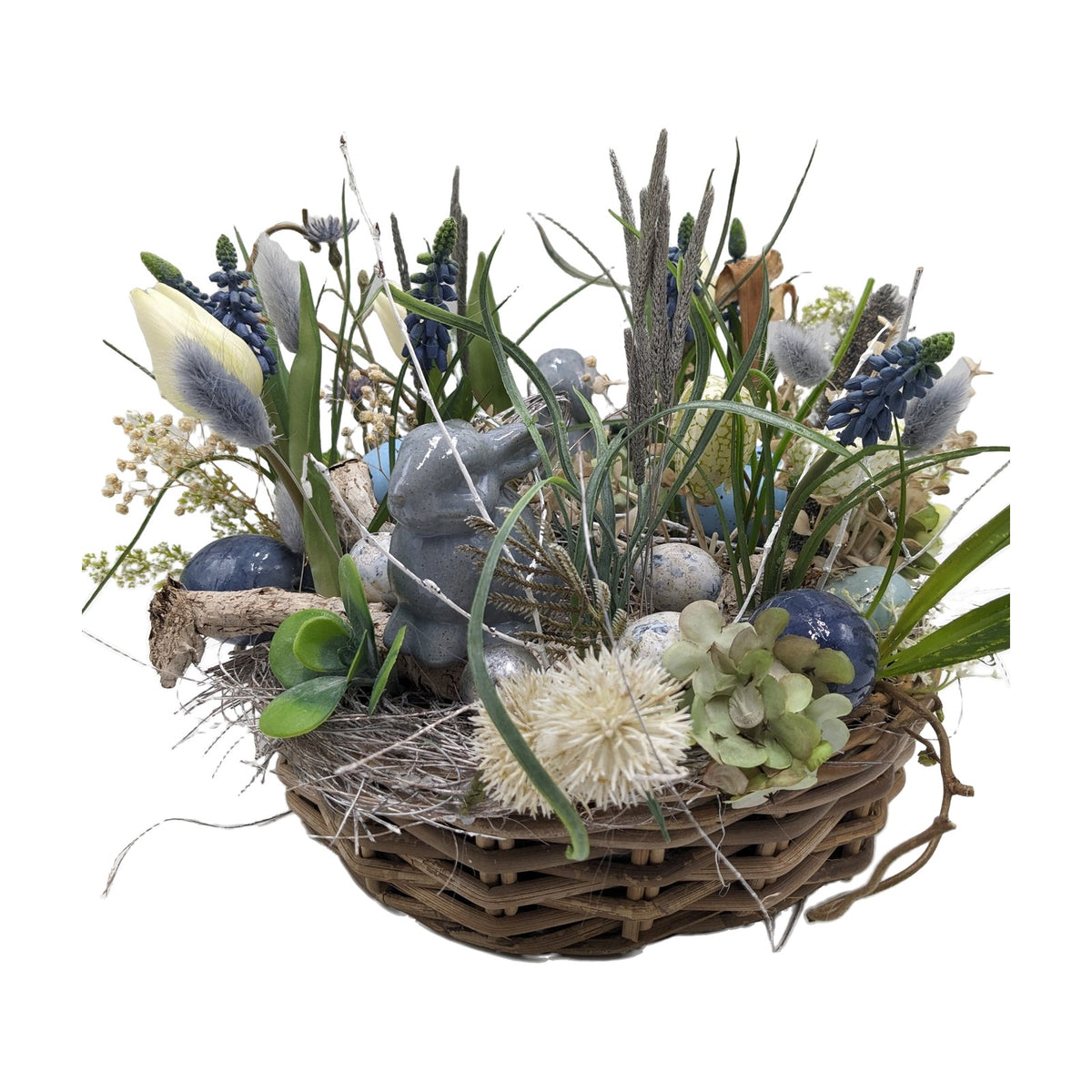 Freigestellt Ostergesteck Korb Hase Eier Tulpen Traubenhyazinthen blau creme