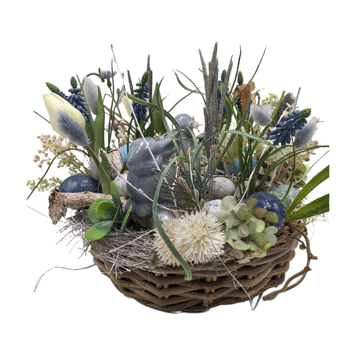 Freigestellt Ostergesteck Korb Hase Eier Tulpen Traubenhyazinthen blau creme