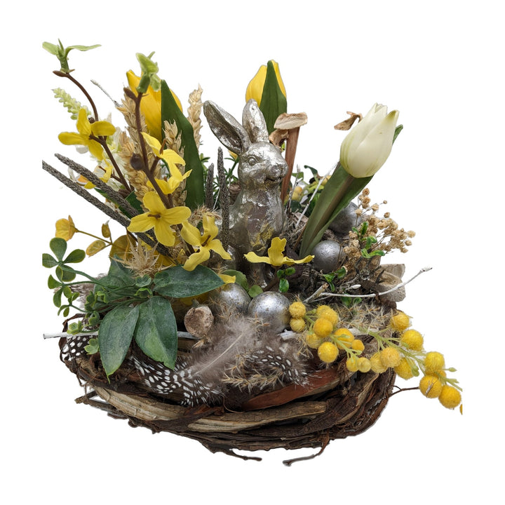 Freigestellt Ostergesteck Hase Tulpen Federn gelb silber im Rindenkranz