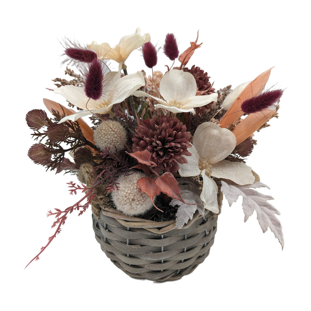 Freigestellt Sommergesteck Korb Federn Chrysantheme Magnolie apricot bordeaux