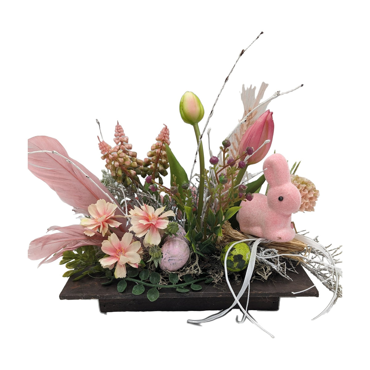 Freigestellt Ostergesteck Feder Hase Tulpe rosa Eier im Holztablett