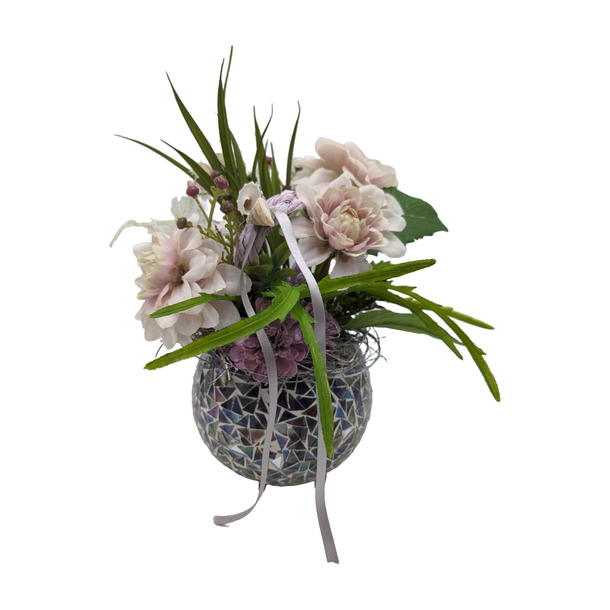 Freigestellt Frühlingsgesteck Blüten Schnecke Gräser lila rosa im Mosaiktopf