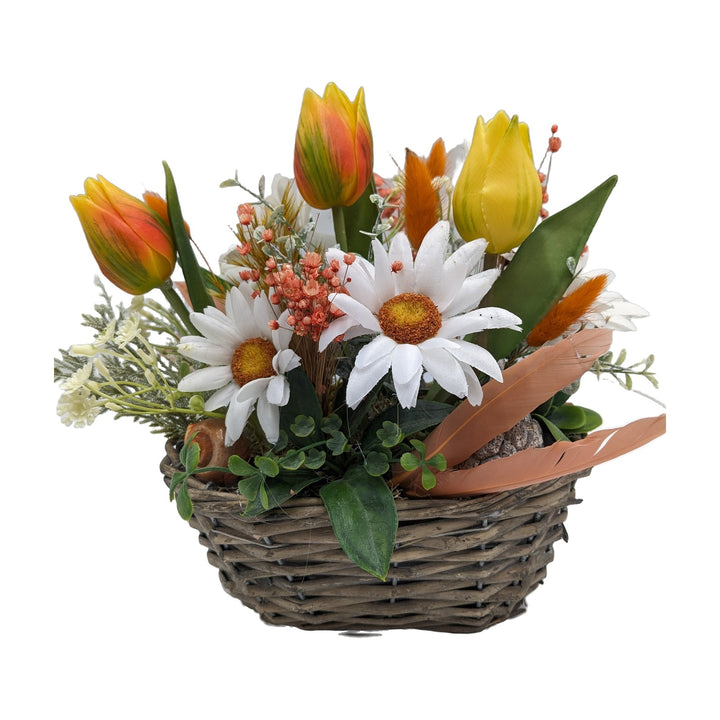 Freigestellt Frühlingsgesteck Korb Tulpen Margeriten Federn orange gelb