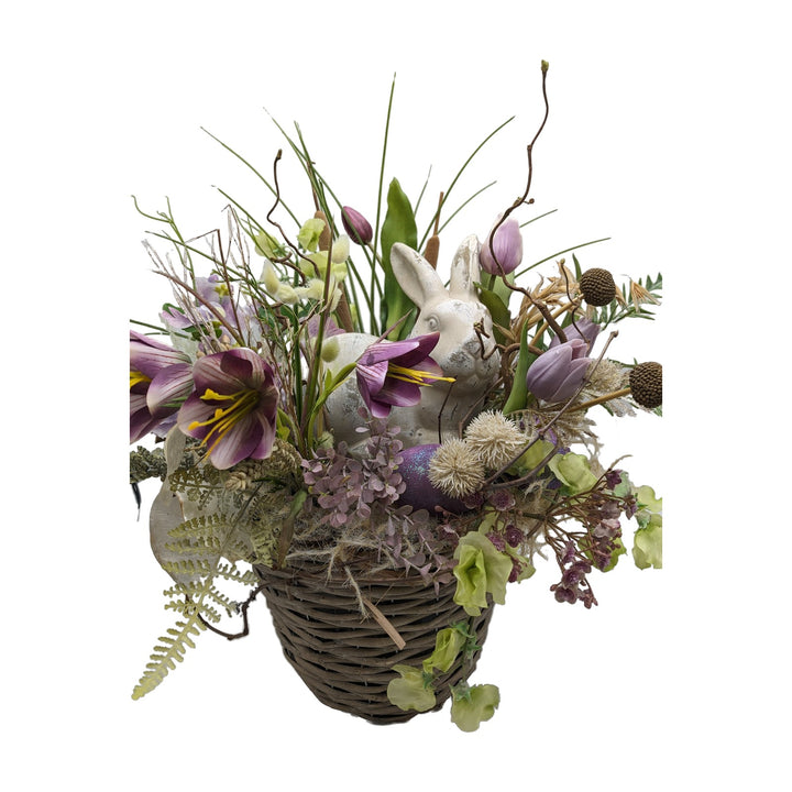 Freigestellt Ostergesteck Hase Tulpen Wicken Krokus lila grün im Korb
