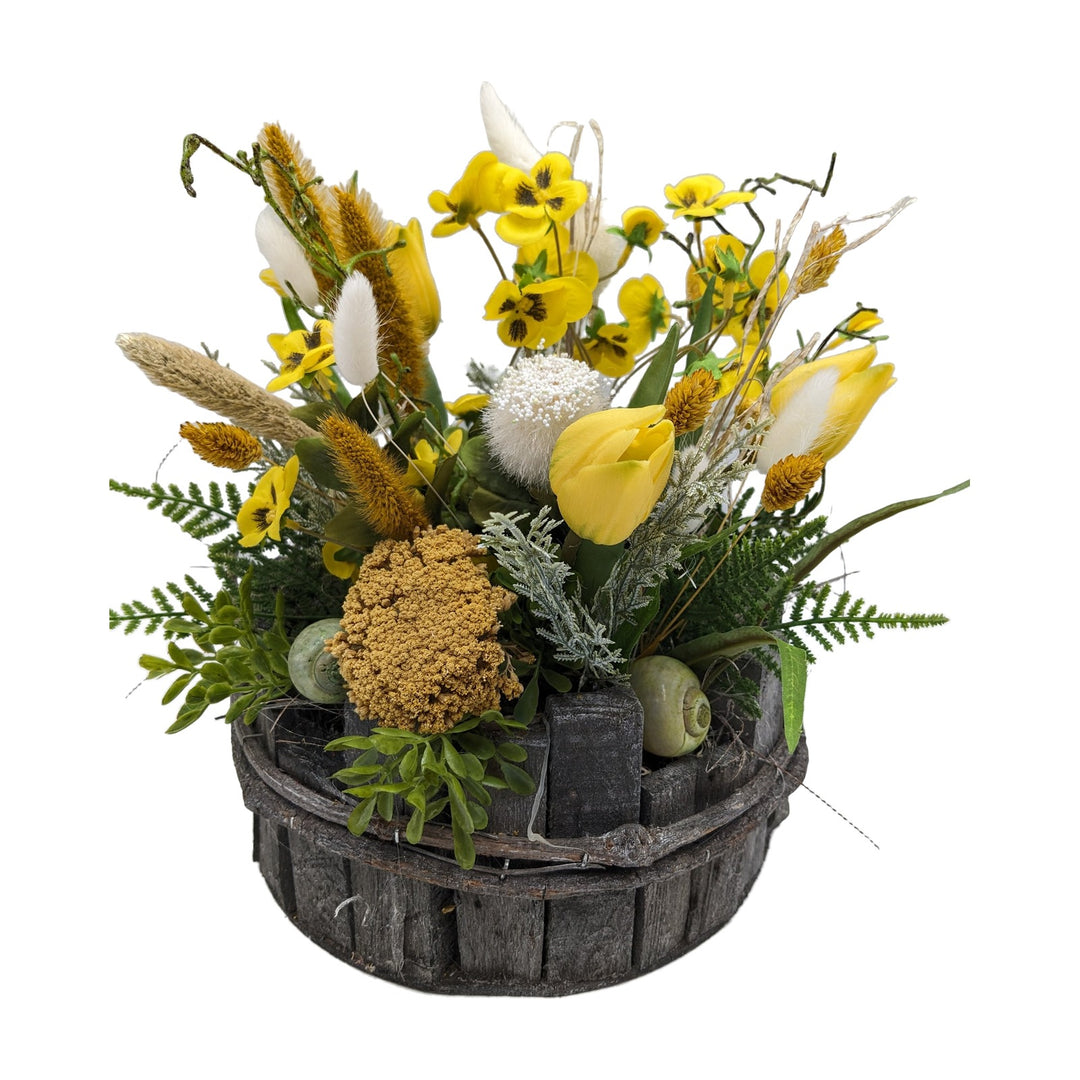 Freigestellt Frühlingsgesteck Tulpen Hornveilchen Schnecke gelb im Rindentopf