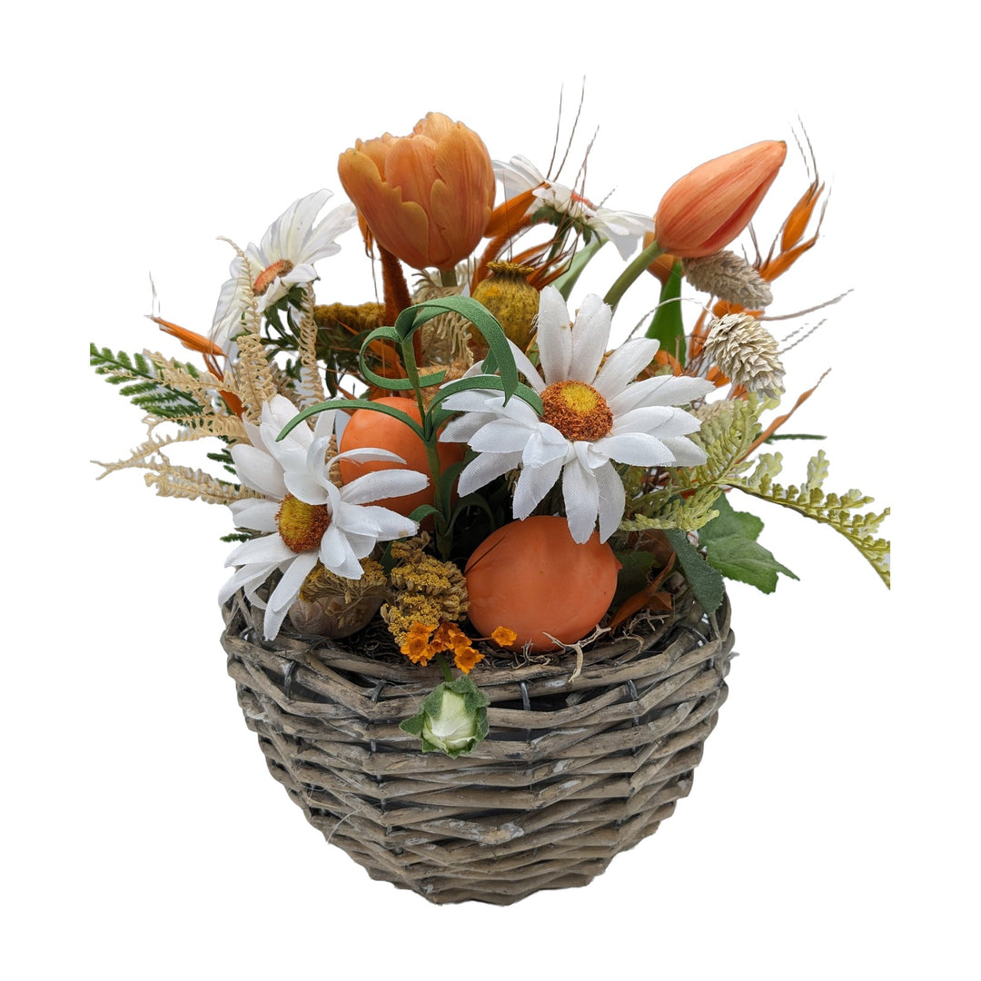 Freigestellt Ostergesteck Ei Tulpe Margerite orange weiß im Korb