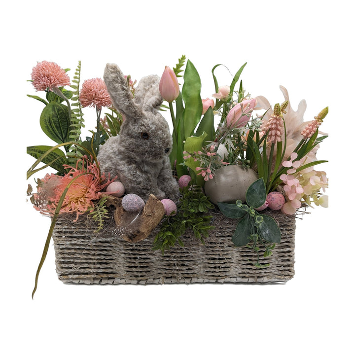 Freigestellt Ostergesteck Hase Tulpen Eier rosa natur im Korb