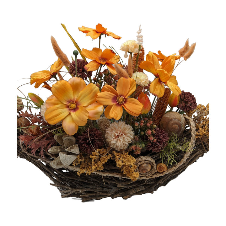 Freigestellt Sommergesteck Schnecke Tulpen Blüten orange im Zweigkorb
