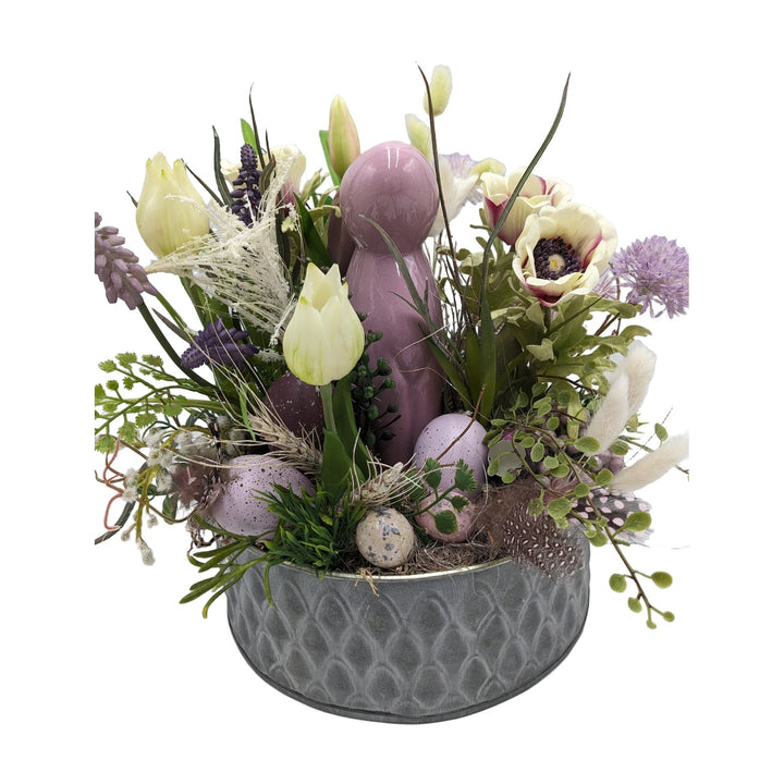Freigestellt Ostergesteck Hase Tulpen Eier Federn lila creme