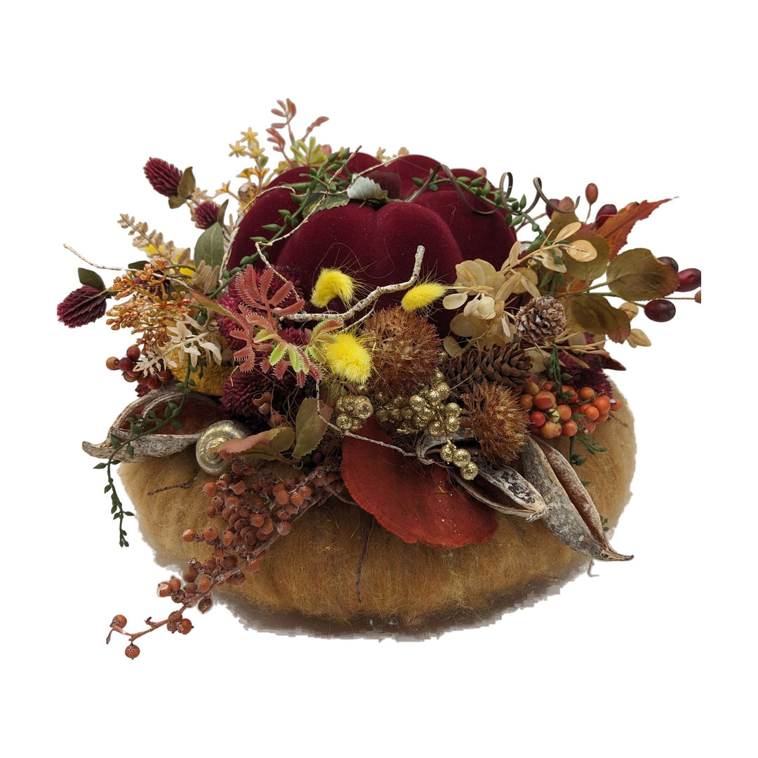 Freigestellt Herbstgesteck Kürbis Schnecke Beeren Zapfen bordeaux orange