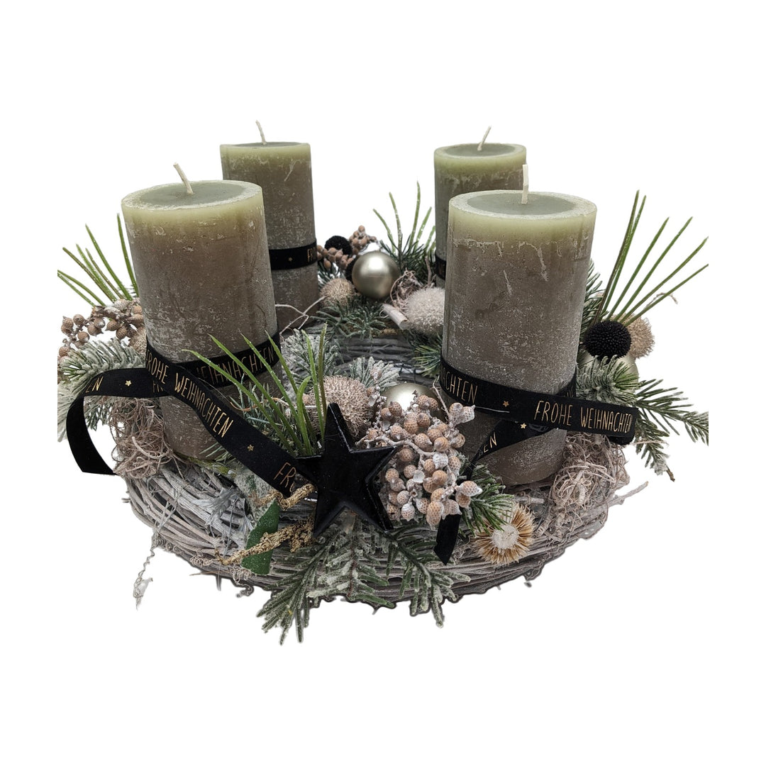 Freigestellt Adventskranz Weihnachtskranz Kugel Stern Beeren lindgrün schwarz