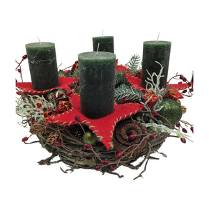 Freigestellt Adventskranz dunkelgrün rot mit Kerzen Sternen Kugeln Zapfen