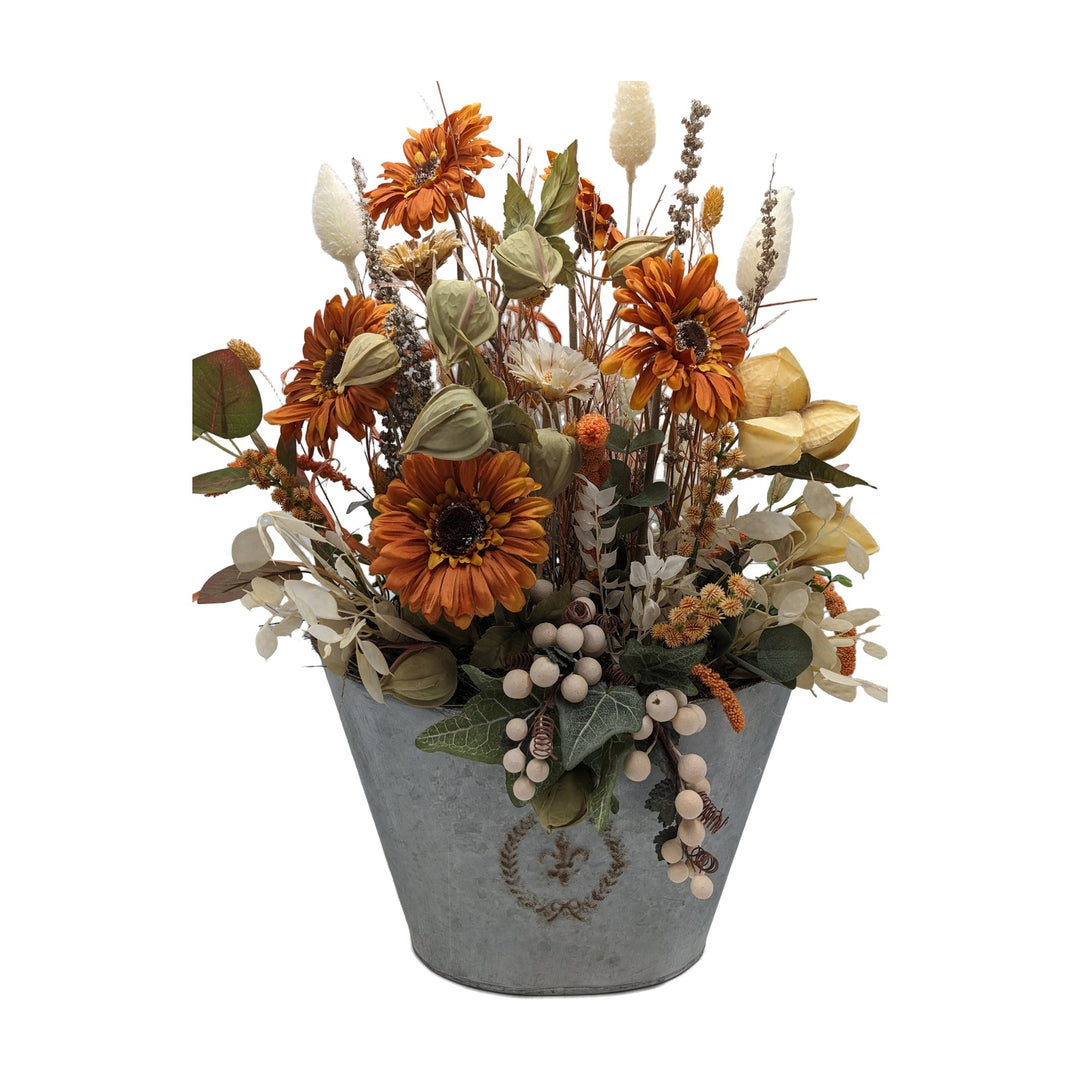 Freigestellt Sommergesteck Gerbera Physalis Beeren orange creme im Zinktopf