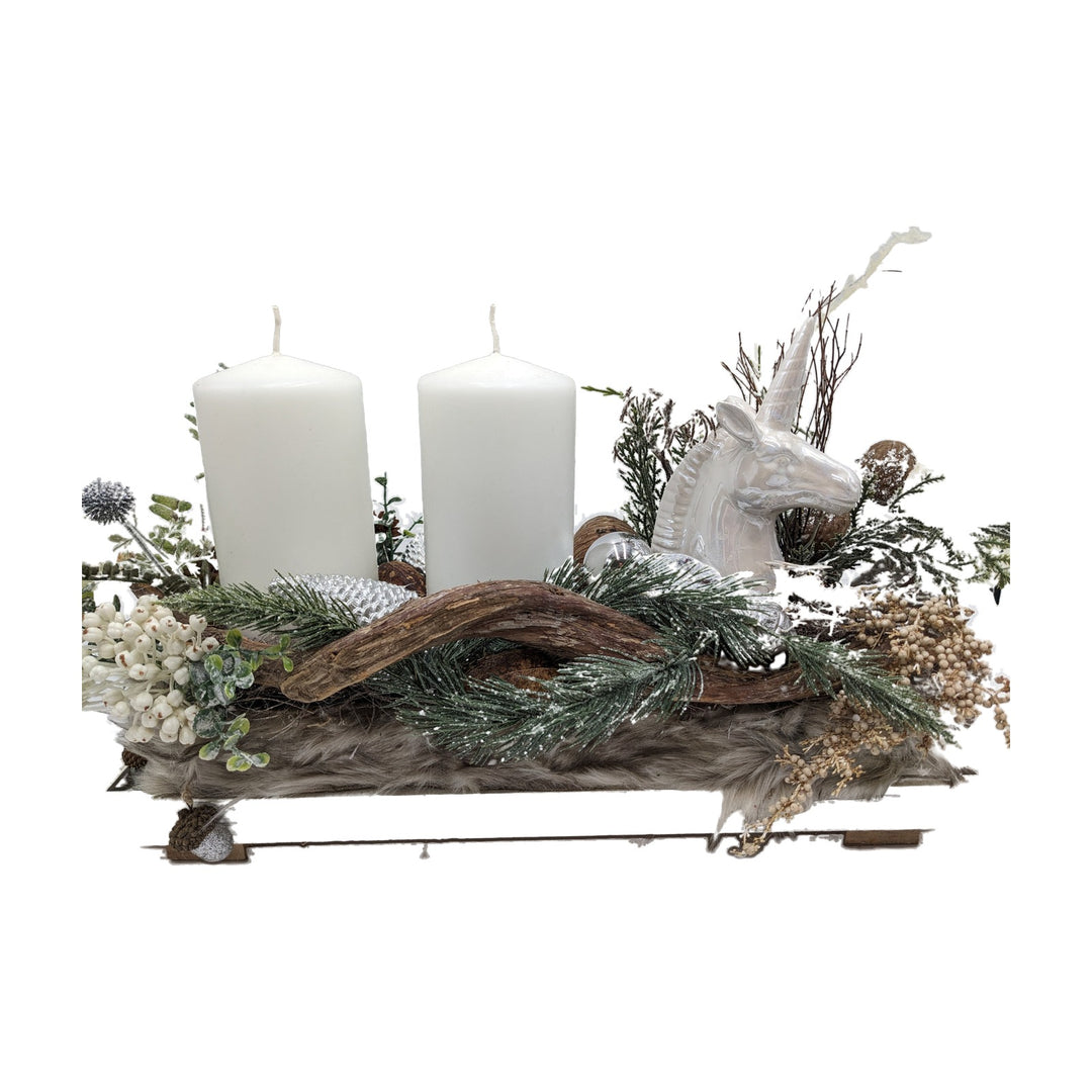 Freigestellt Weihnachtsgesteck Einhorn Kugeln Zapfen Kerzen silber natur