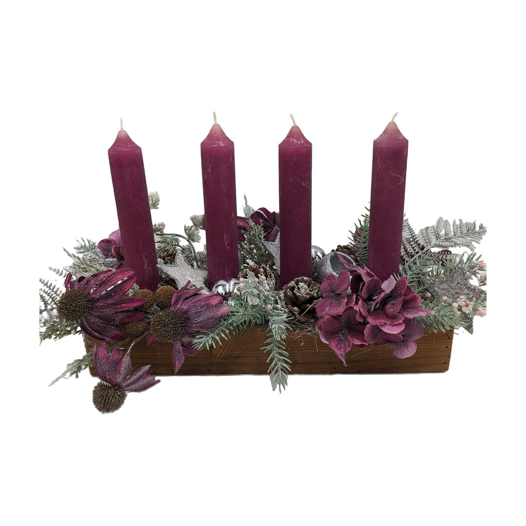Freigestellt Adventsgesteck Holzkasten Kerzen Sonnenhut Kugel Stern lila silber