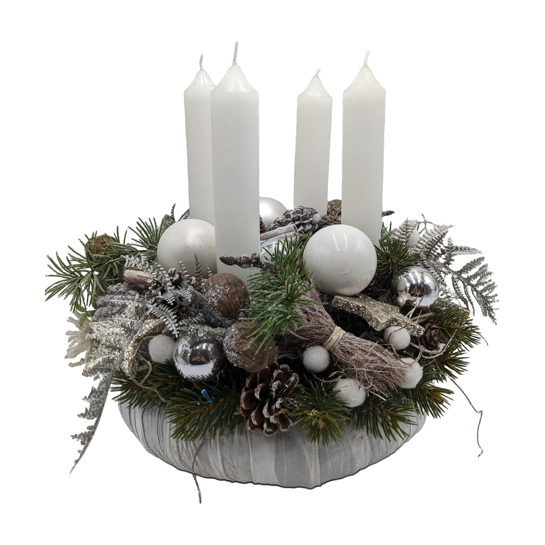 Freigestellt Adventskranz Kugeln Sterne Zapfen weiß silber