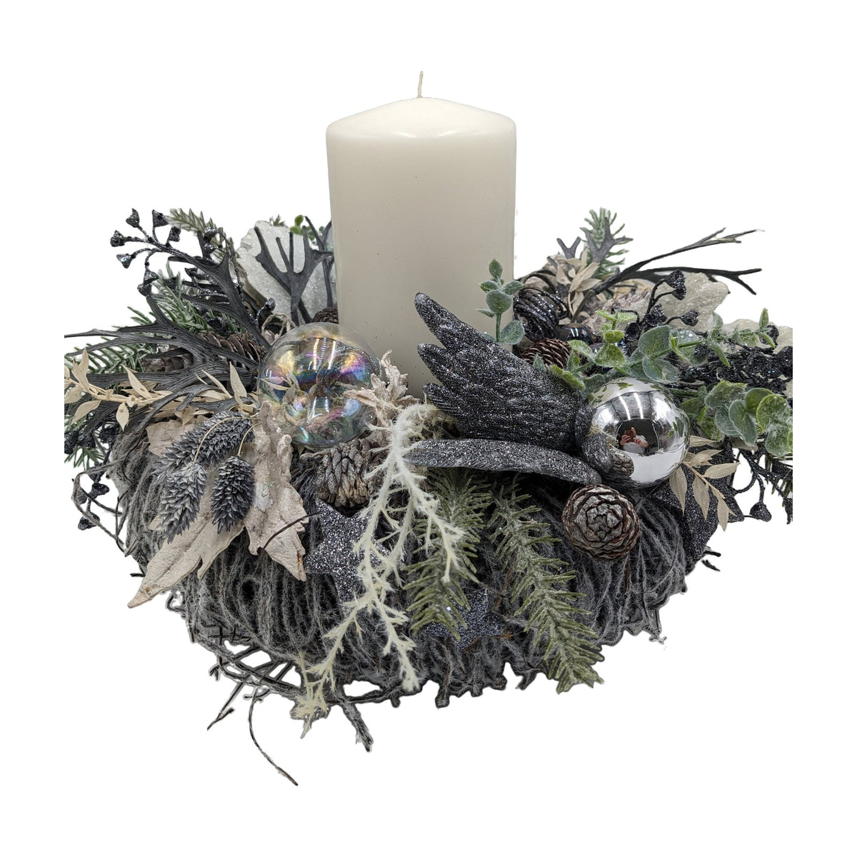 Freigestellt Adventskranz Kugeln Zapfen Flügel grau silber mit Kerze