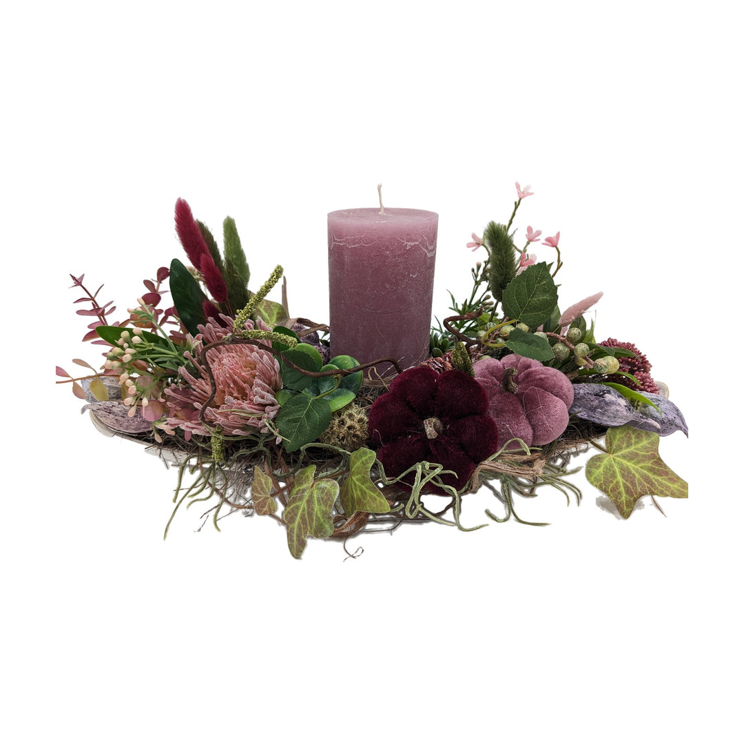 Freigestellt Herbstgesteck Kürbis Protea Efeu Kerze rosa beere