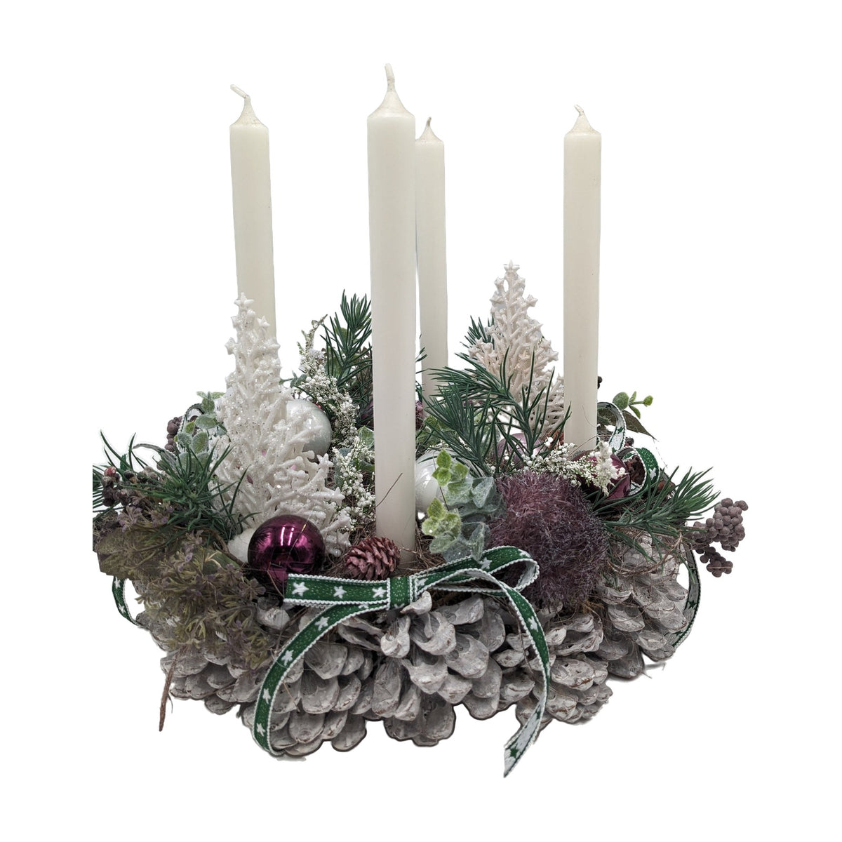 Freigestellt Adventskranz Zapfen Kugeln Beeren weiß lila