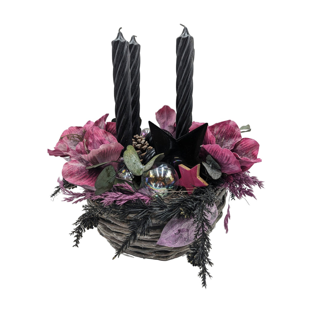 Freigestellt Adventsgesteck Amaryllis Kugel Stern lila schwarz im Korb