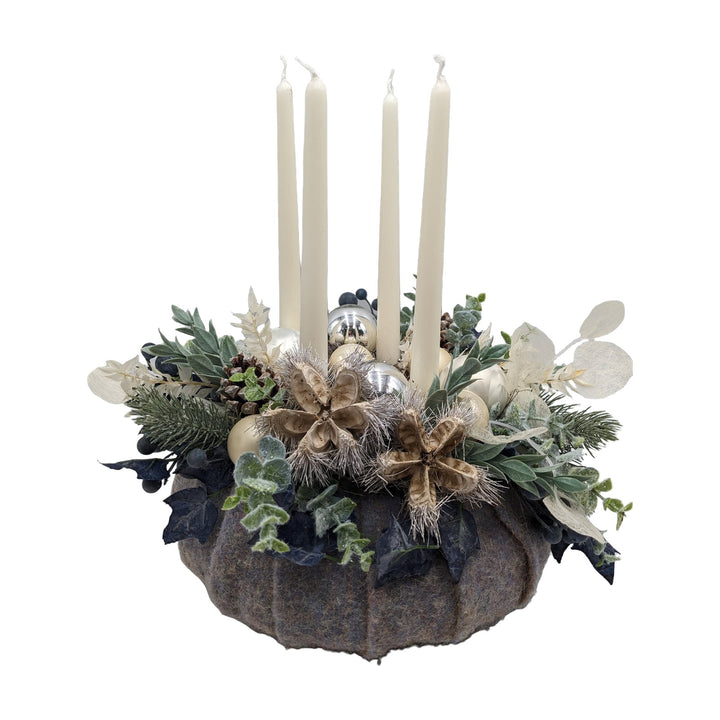 Freigestellt Adventskranz Kugeln Zapfen Eukalyptus creme silber