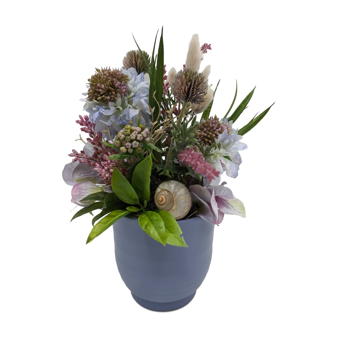 Freigestellt Sommergesteck Hortensie Distel Schnecke blau rosa