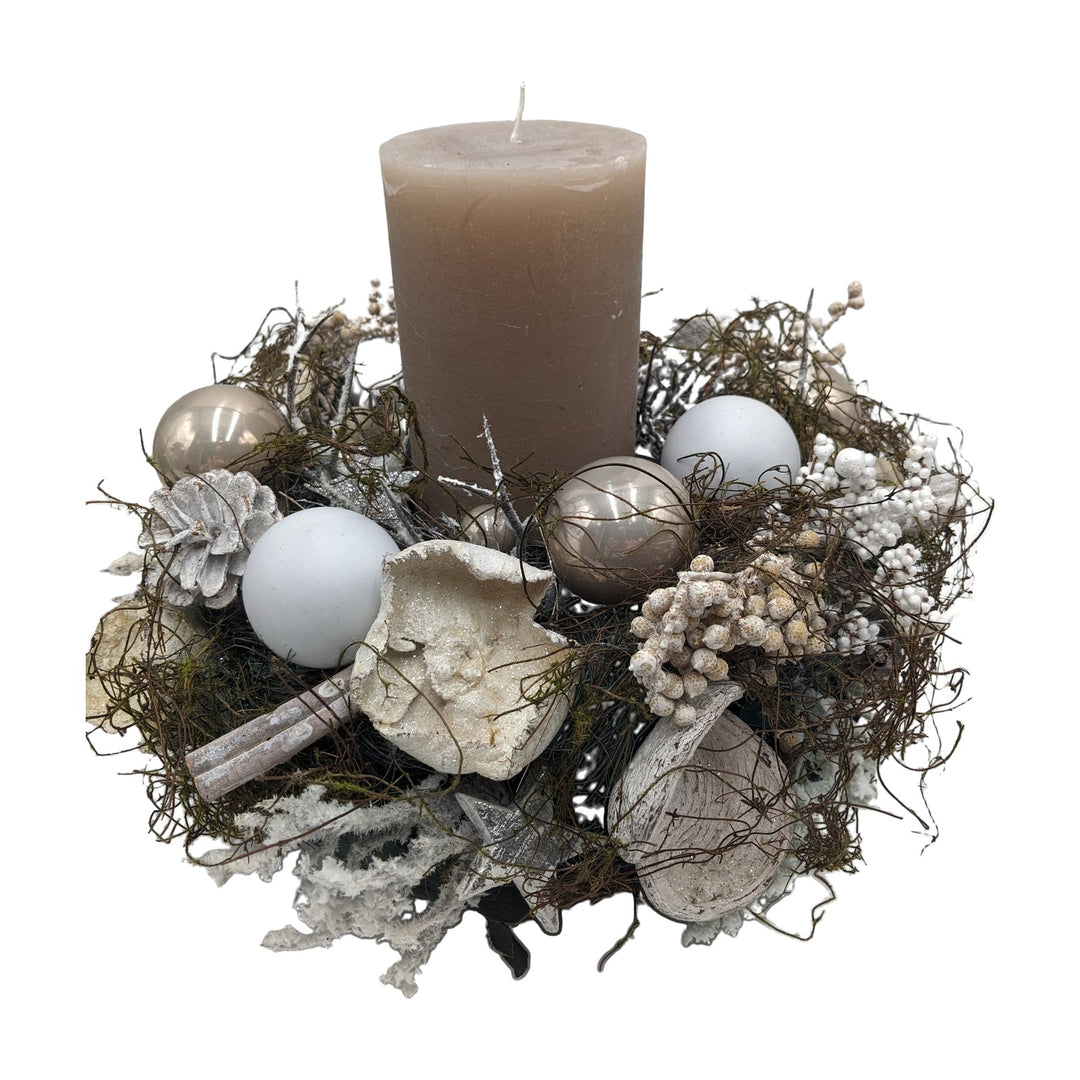 Freigestellt Weihnachtsgesteck Kerze Kugeln Zapfen Zimt taupe weiß
