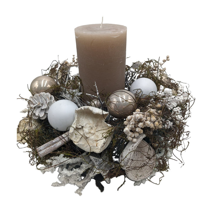 Freigestellt Weihnachtsgesteck Kerze Kugeln Zapfen Zimt taupe weiß