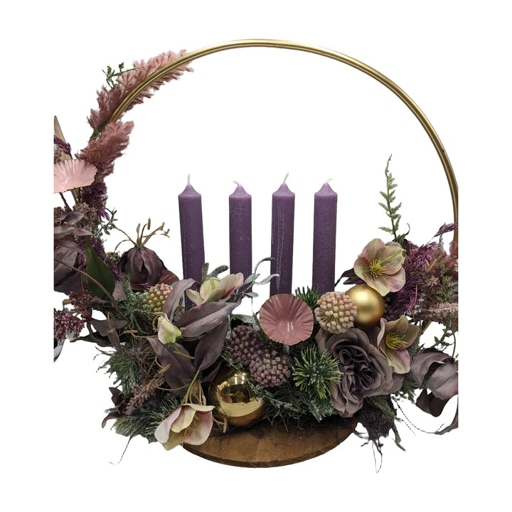 Freigestellt Adventsgesteck Ring Christrosen Kugeln lila gold