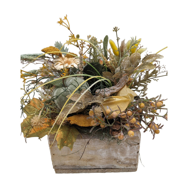 Freigestellt Herbstgesteck Kürbis Gerbera Beeren Holzlade grün gelb