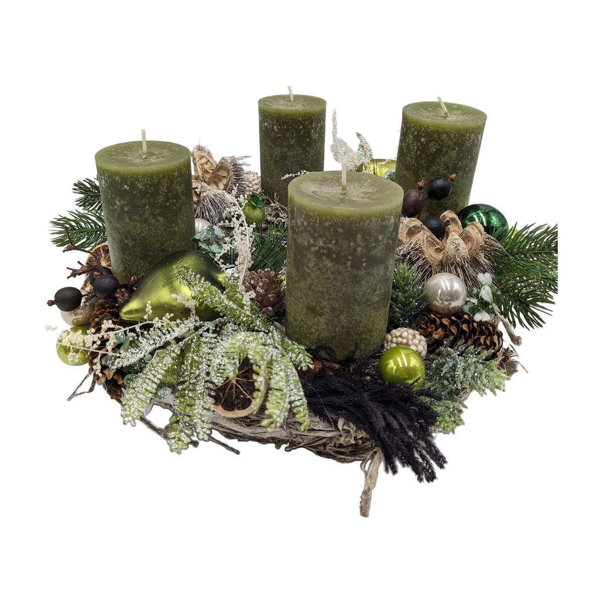 Freigestellt Adventskranz Kugeln Zapfen Herz Tanne grün schwarz