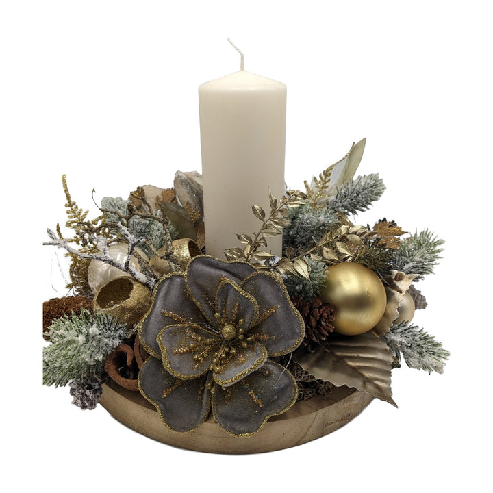 Freigestellt Weihnachtsgesteck Magnolie Kugel Zapfen creme gold