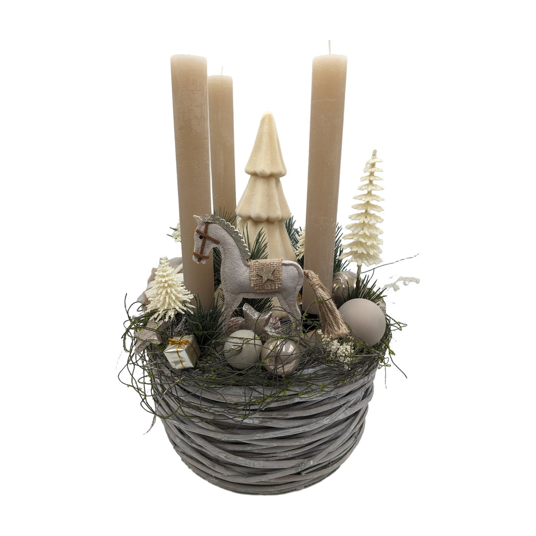 Freigestellt Adventskranz Korb Schaukelpferd Tannenbäumchen Kugeln creme taupe