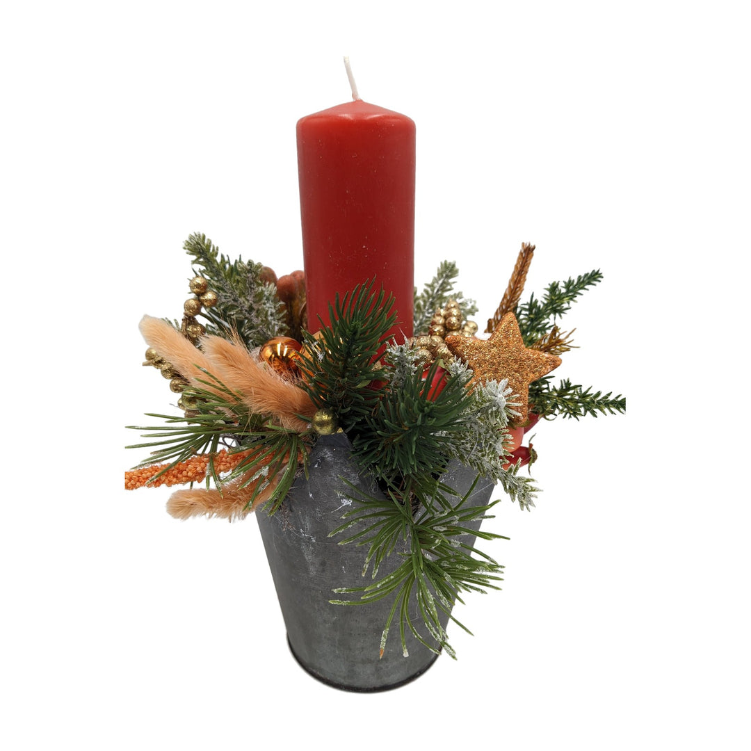 Freigestellt Weihnachtsgesteck Kerze Kugel Stern orange gold im Zinktopf