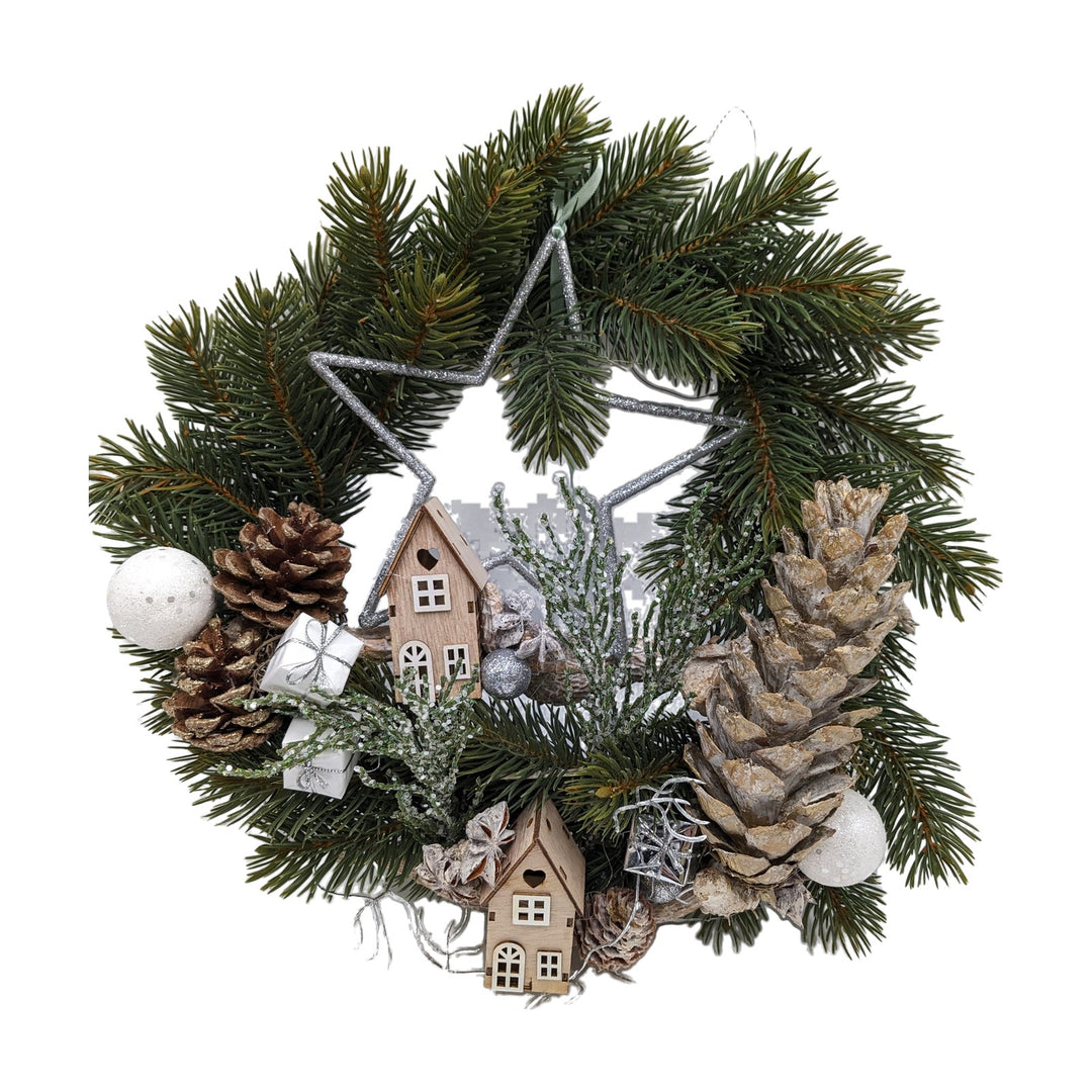 Freigestellt Türkranz Weihnachten Holzhaus Stern Zapfen Kugeln natur silber
