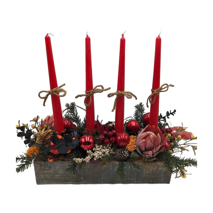 Freigestellt Adventsgesteck Holzlade Kugel Protea Zapfen rot orange