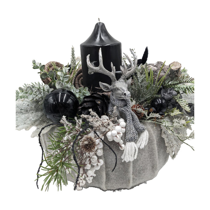Freigestellt Weihnachtsgesteck Kerze Kugeln Zapfen Hirschkopf schwarz silber