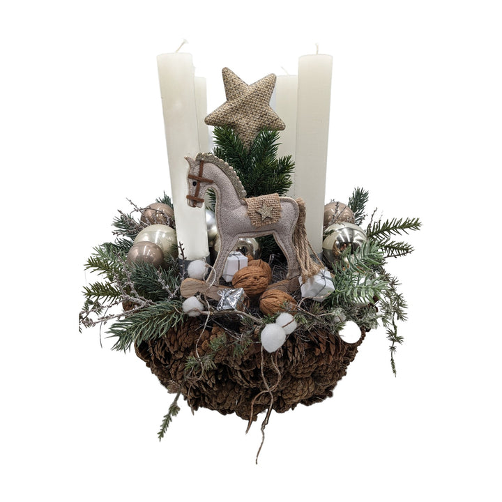 Freigestellt Adventsgesteck Schaukelpferd Kugeln Stern creme natur