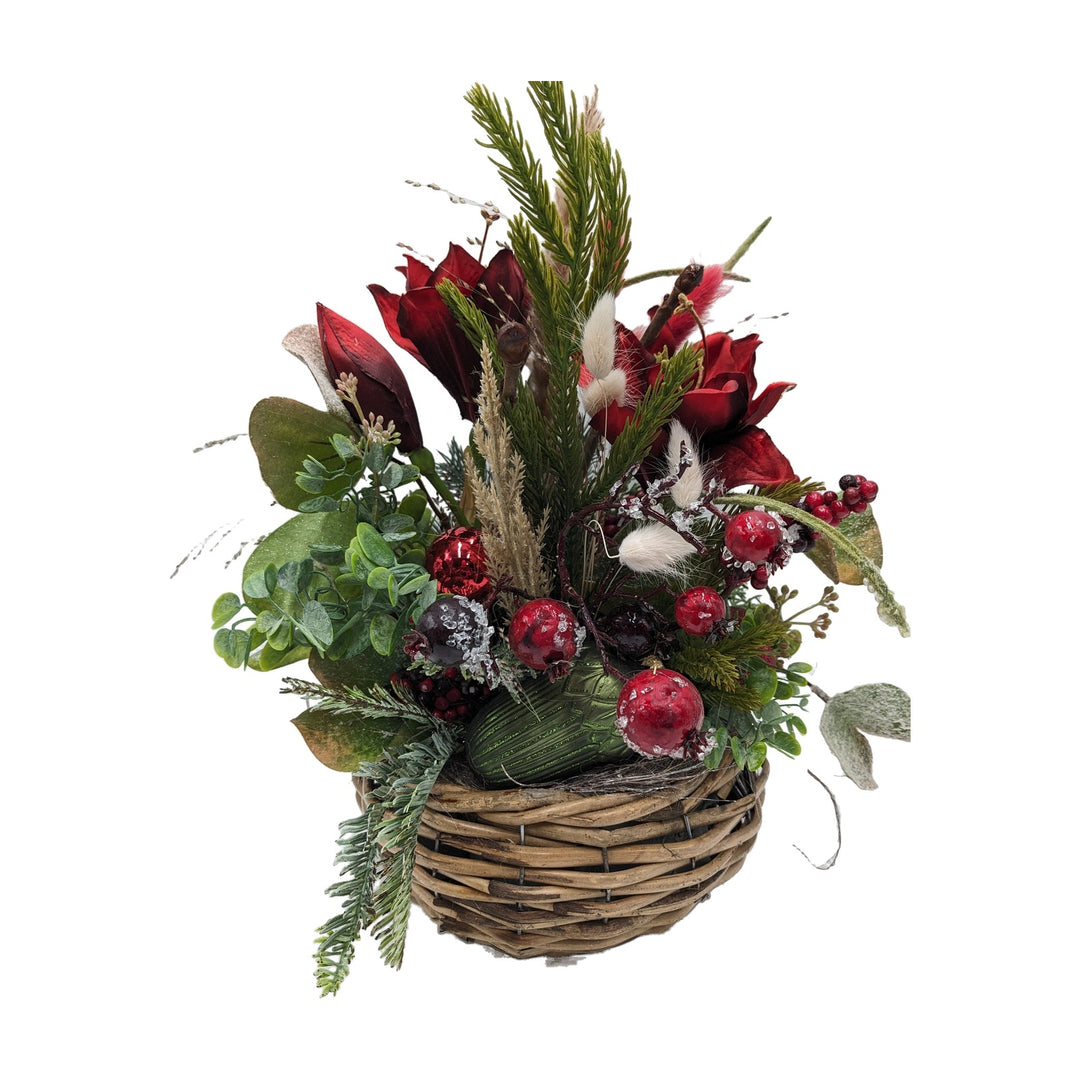 Freigestellt Wintergesteck Amaryllis Zapfen Beeren im Korb rot grün