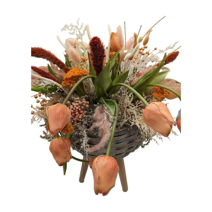 Freigestellt Frühlingsgesteck Tulpen Gräser Korb orange apricot