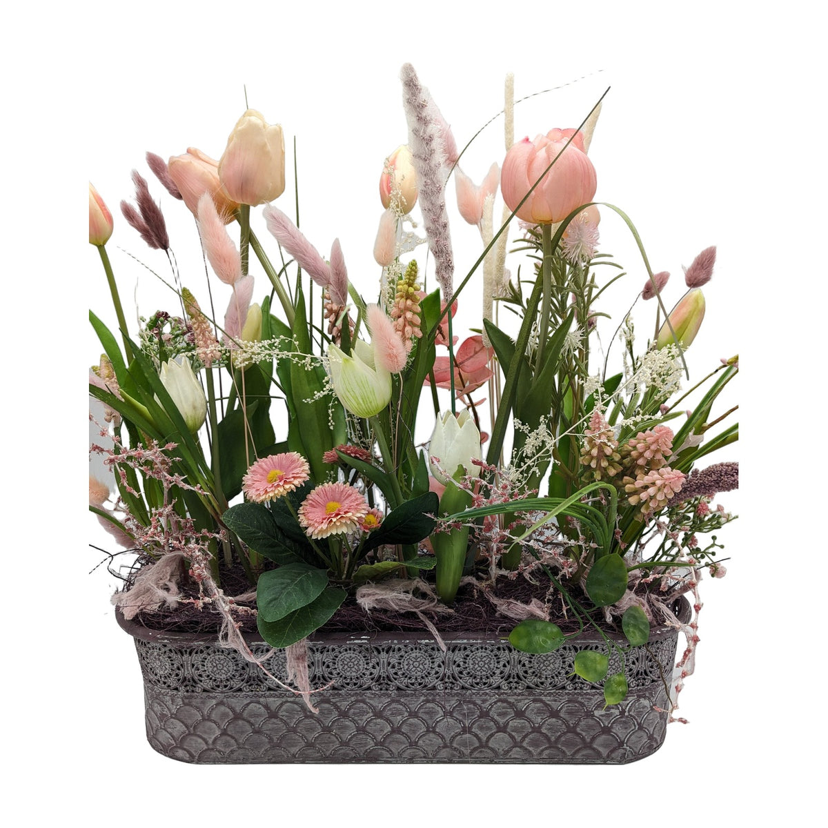 Freigestellt Frühlingsgesteck Tulpen Bellis Gräser rosa creme im Metallkasten