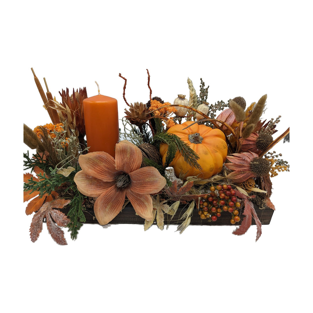 Freigestellt Herbstgesteck Kürbis Beeren Gräser Kerze orange