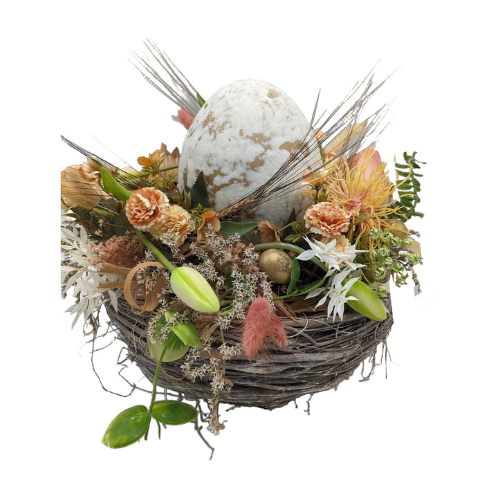 Freigestellt Ostergesteck Frühlingsgesteck Nest mit Ei und Gräsern apricot
