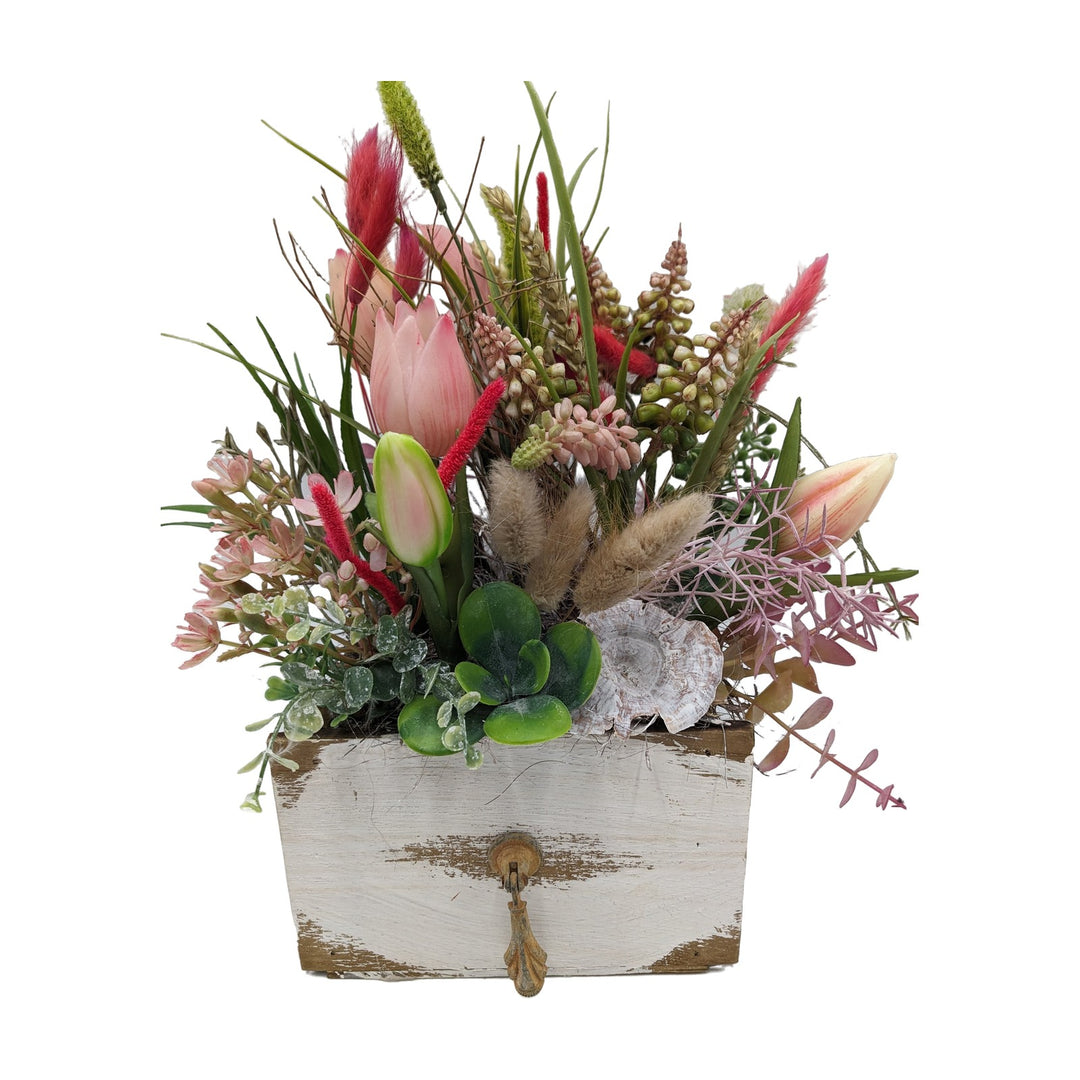 Freigestellt Frühlingsgesteck Tulpen Hyazinthen Gräser rosa in Holzschublade