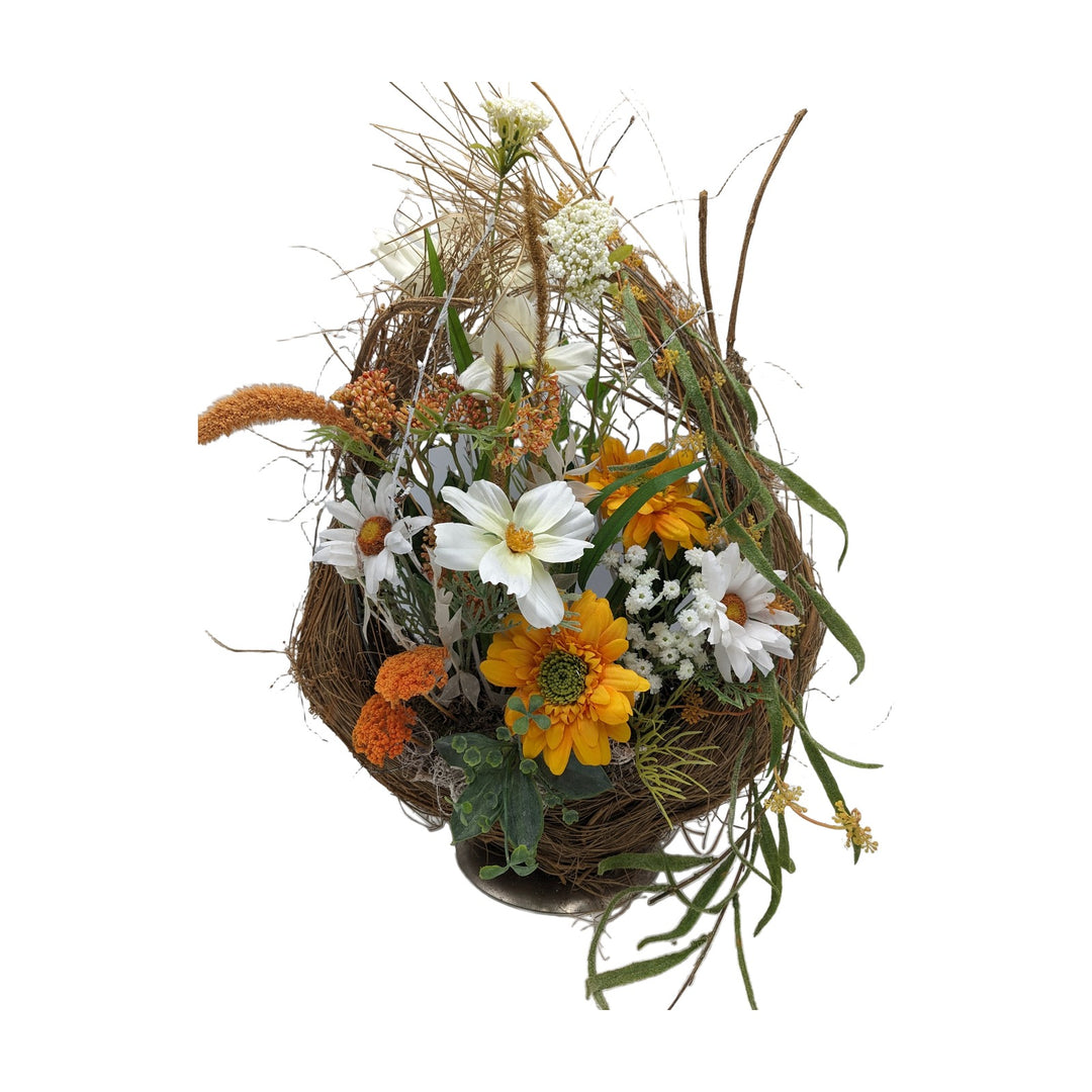 Freigestellt Frühlingsgesteck Margeriten Gräser Zweigkranz orange weiss