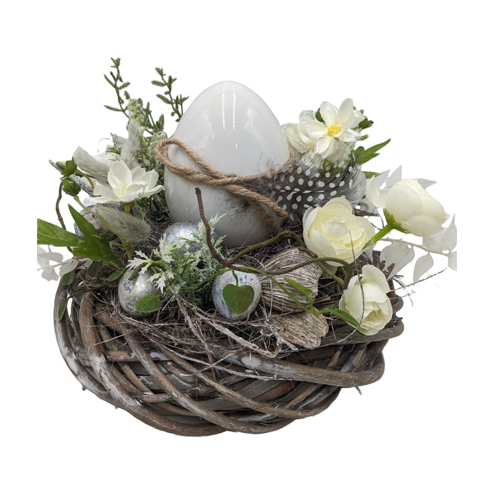 Freigestellt Ostergesteck Frühlingsgesteck Ranunkel Ei Feder weiss creme