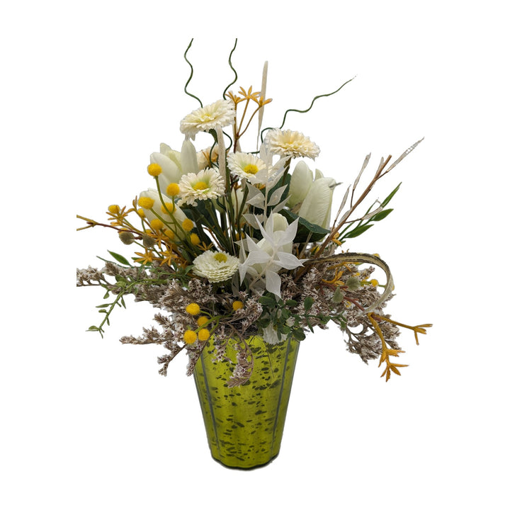 Freigestellt Frühlingsgesteck Bellis Tulpen Gräser weiss gelb